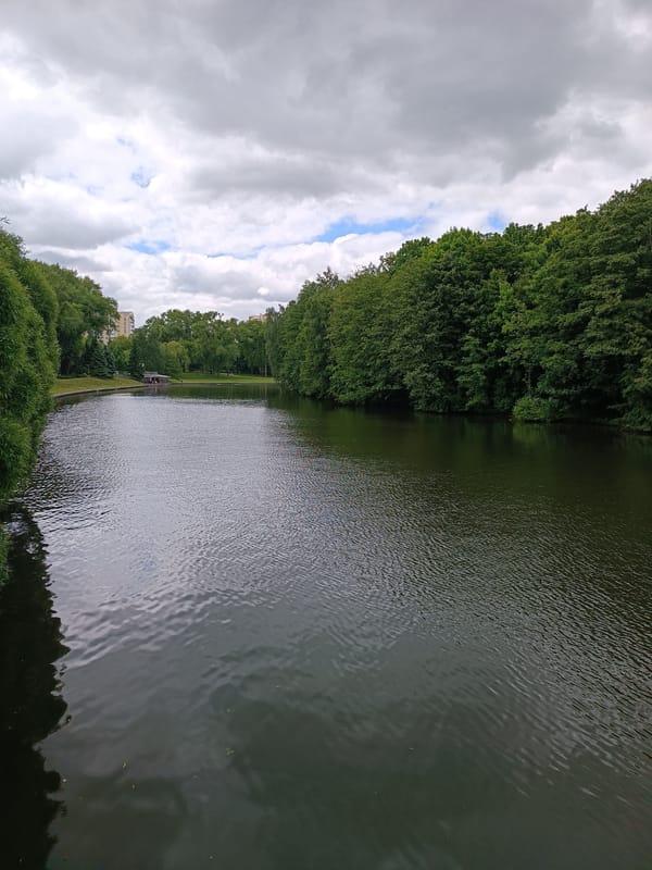 Casual walk through Minsk parks and waterfront documented