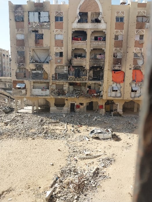 UNICEF distributes water to crowds in damaged Khan Yunis