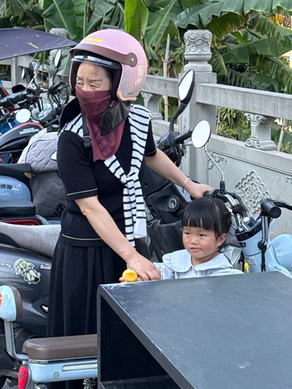 Ordinary street life moments captured in Shapingba District