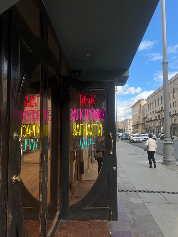 Witness documents everyday Moscow street scenes over 13 minutes