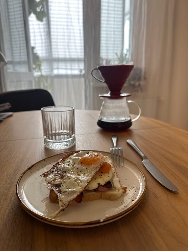 Breakfast and houseplants in a Sinyavino home