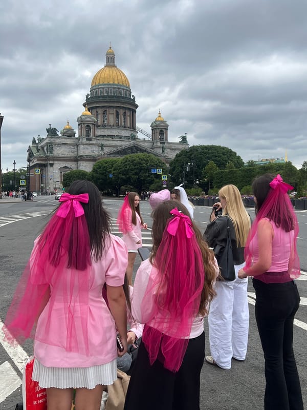 Afternoon crowds and police presence near St. Isaac's Cathedral