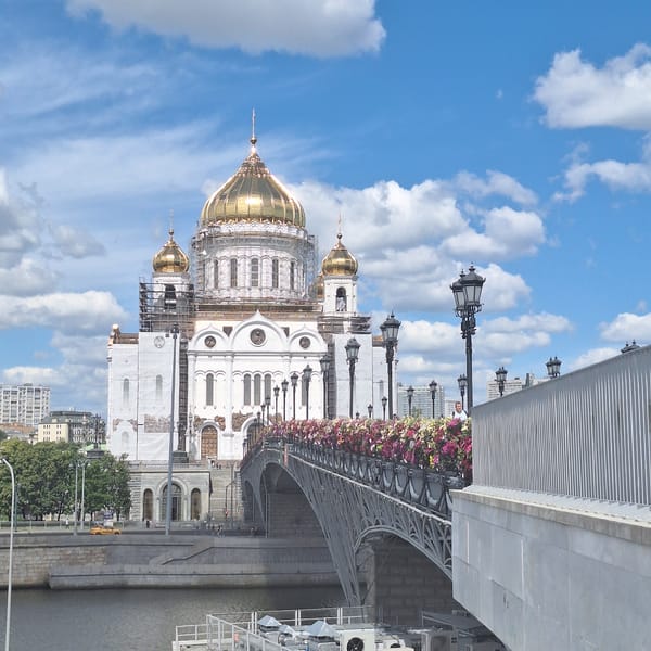 Moscow morning: riverside landmarks and metro commute