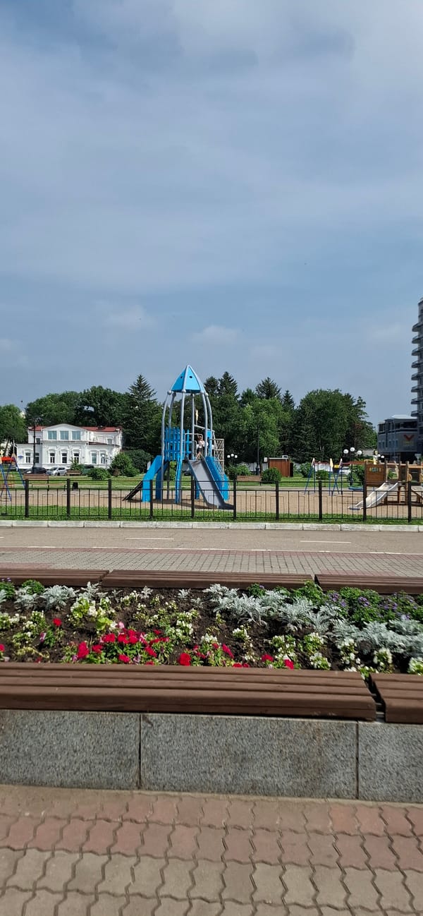 Blagoveshchensk riverfront promenade, flowers, and cross-border views