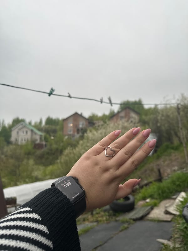 Woman photographed wearing heart ring in Novokuznetsk, Russia