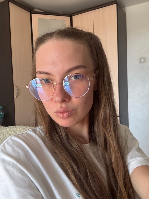 Woman documents morning selfie session in Perm bedroom