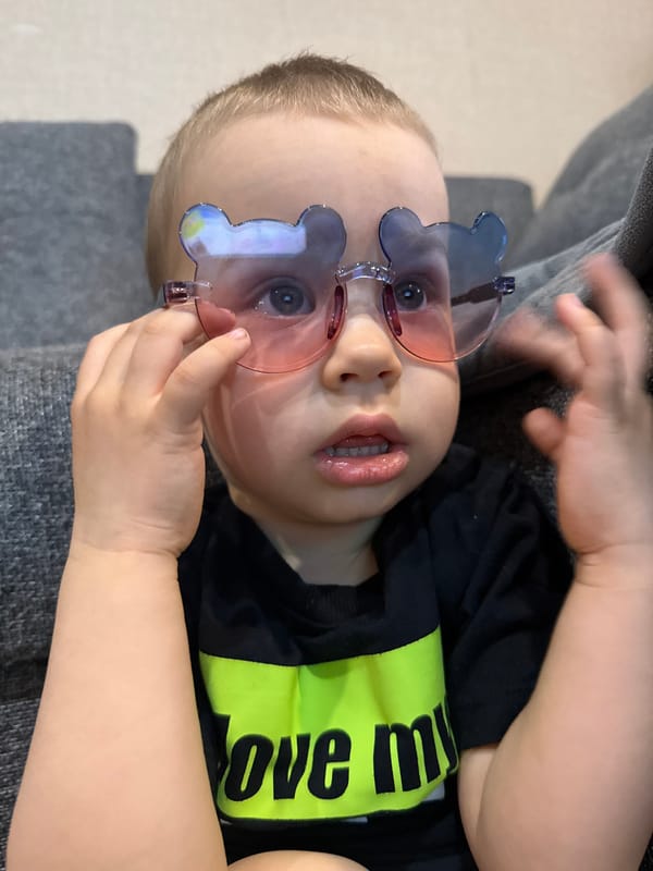 Child spotted wearing novelty bear sunglasses in Rusanovo