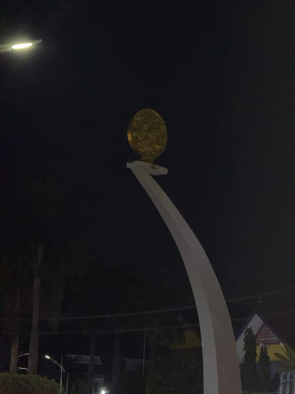 Nighttime traffic documented around Lhokseumawe monument roundabout