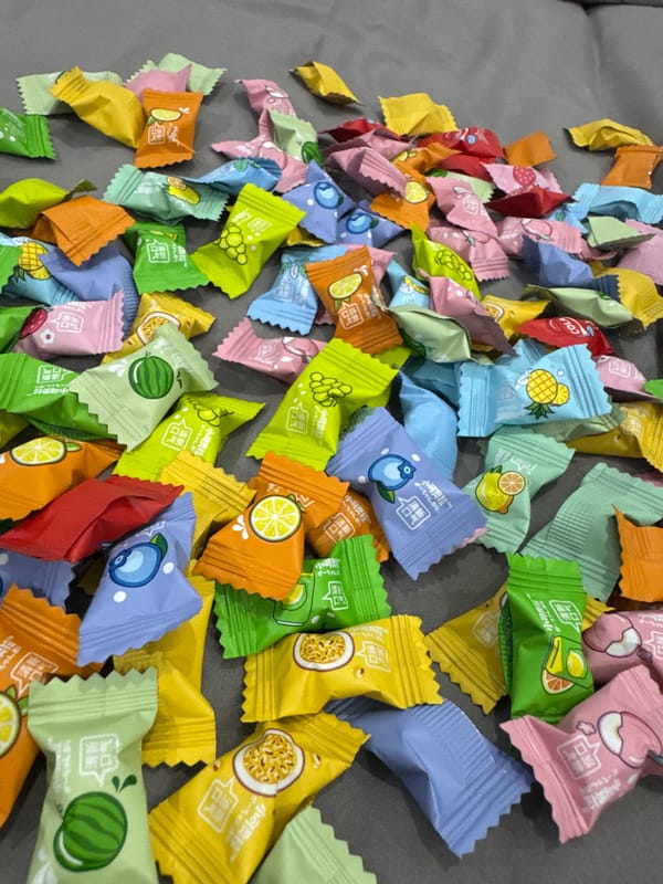 Morning moments in Đà Nẵng: candy photos, park exercise, dog walking