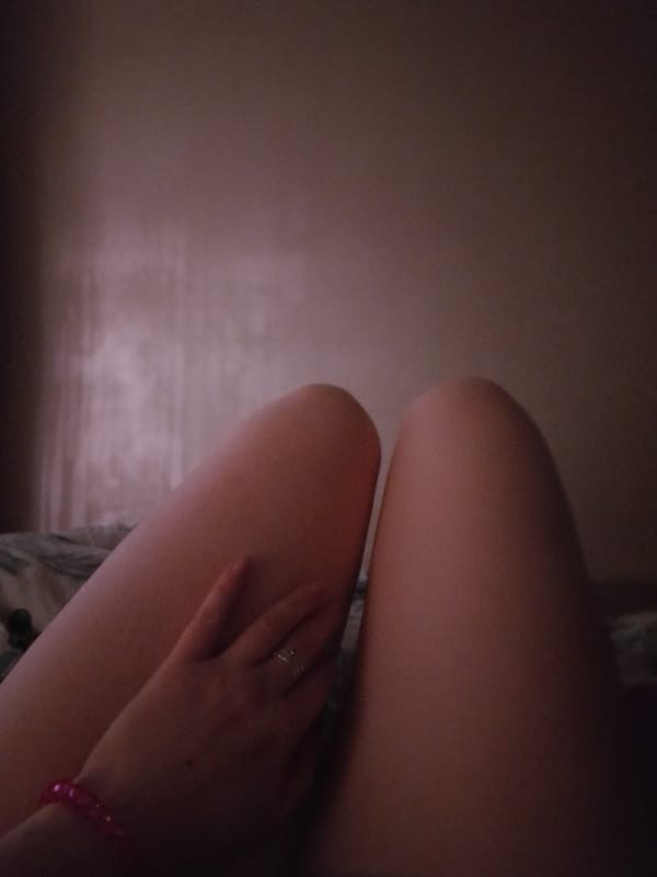 Woman takes intimate selfies in Izhevsk bedroom