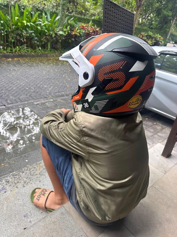 Person in colorful helmet spotted in Kuta Selatan