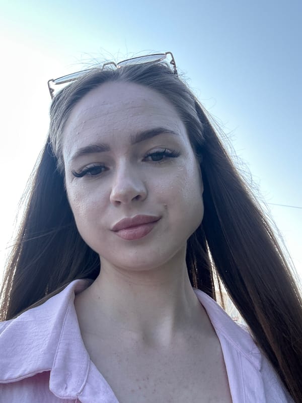 Afternoon outing in a pink shirt, selfies across multiple stops