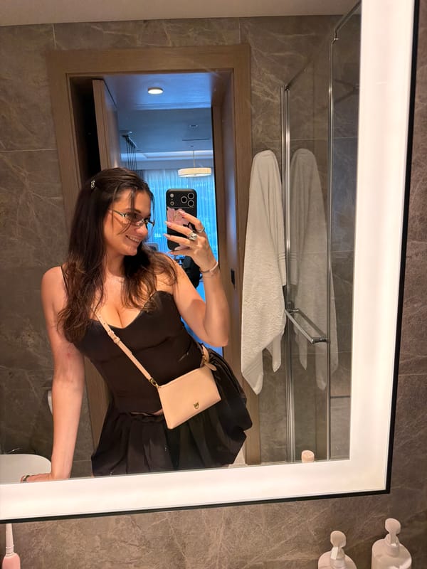 Woman documents hotel bathroom visit with mirror selfies in Turkey