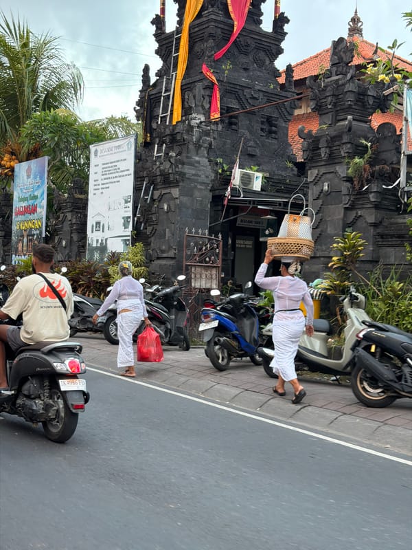 Street corner in North Kuta: Balinese gate meets pink nail salon