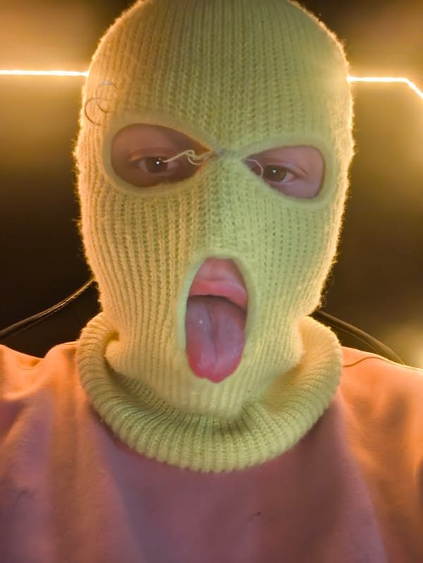 Heavy snowfall documented across Tashkent streets during evening hours