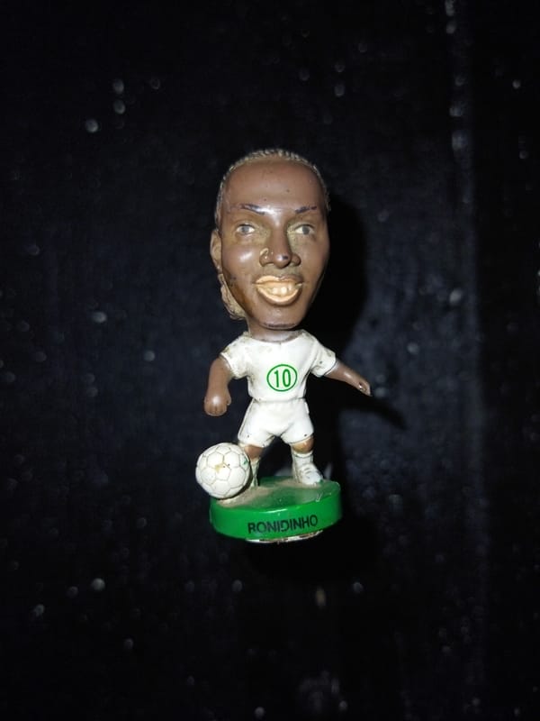 Ronaldinho figurine and hand gestures captured in Tinaquillo
