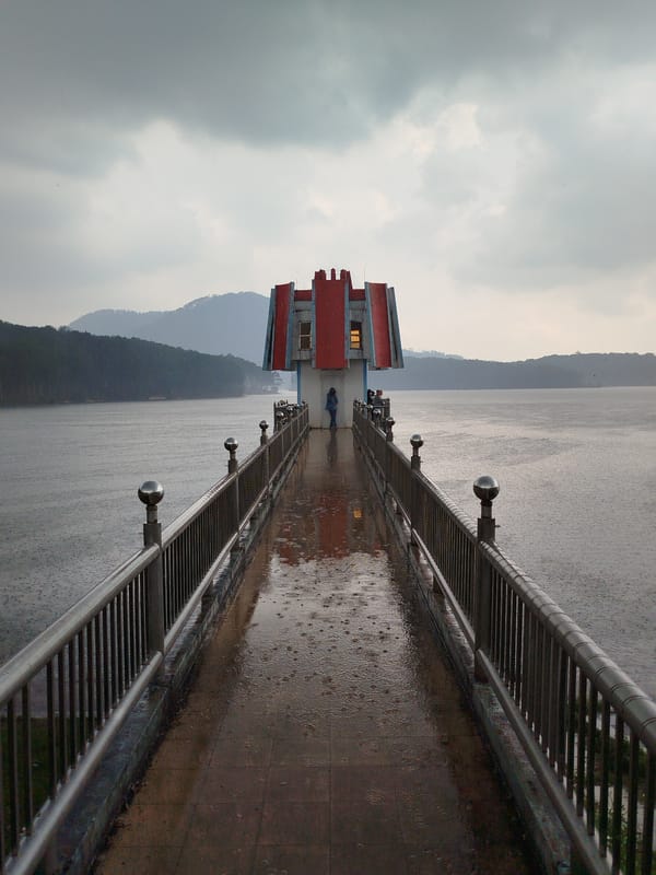 Morning documentation of rainy Da Lat landscapes and architecture
