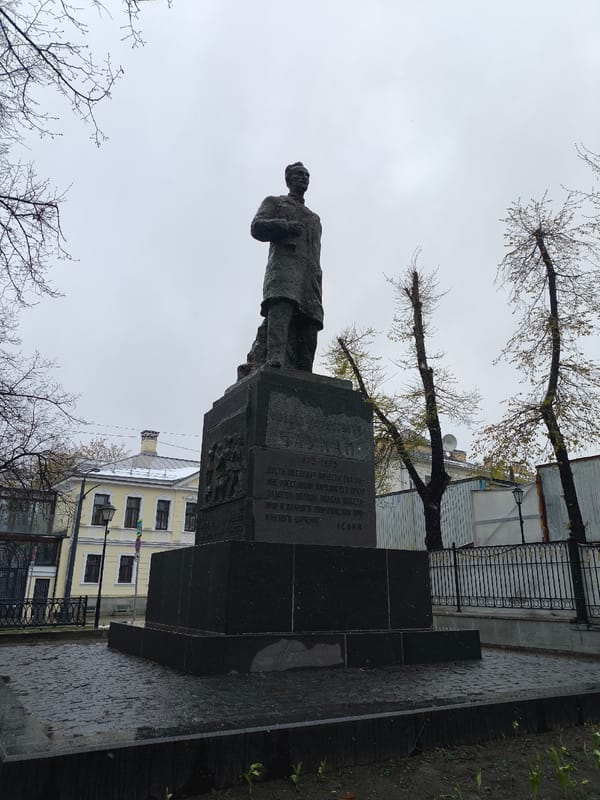 Moscow morning walk captures monuments, architecture amid stormy weather