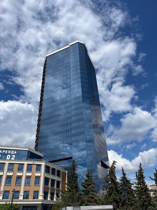Morning architectural tour and street life documented in Krasnoyarsk