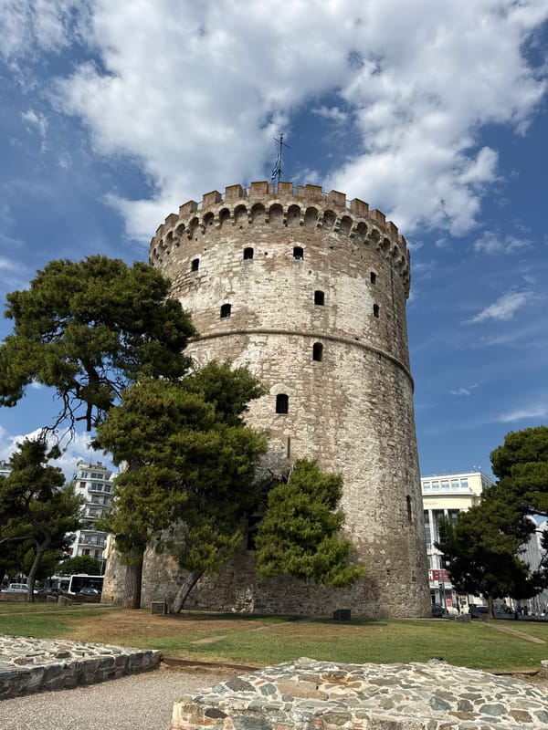 Thessaloniki waterfront: landmarks, scooters, and street entertainment