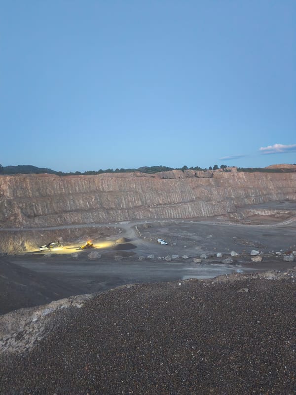 Heavy machinery spotted at Riba-roja de Túria quarry operation