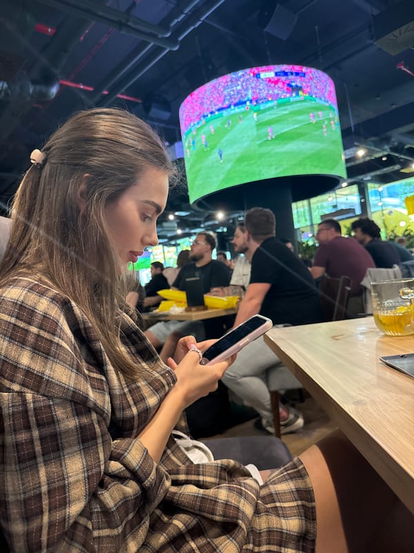 Arsenal leads PSG 1-0 in televised match at local bar