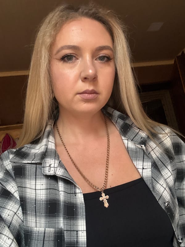 Multiple selfies, same outfit, Makiivka indoor setting