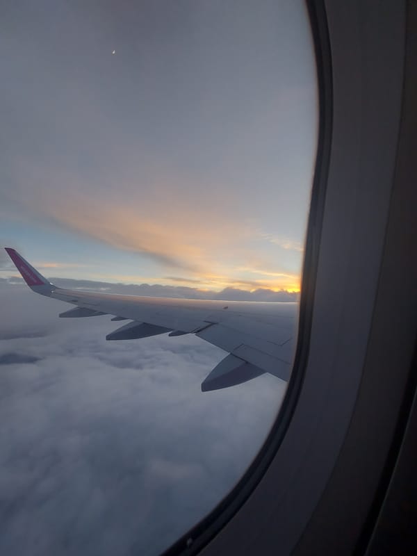 Wizz Air passenger captures wing view over Bulgaria