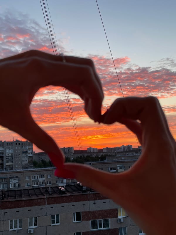 Sunset photography session captures Izhevsk skyline with heart gesture