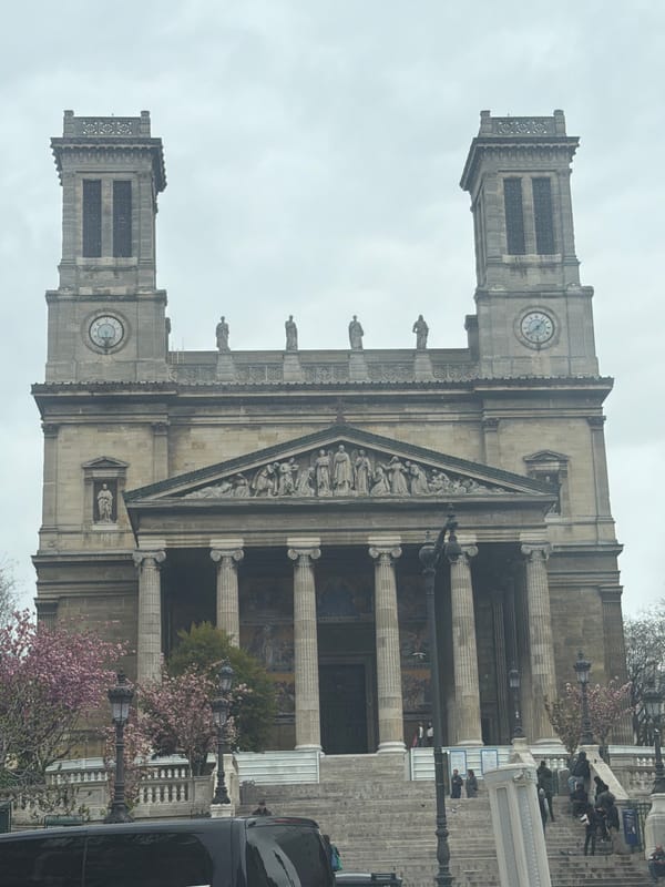 Historic Paris churches documented by witnesses in afternoon