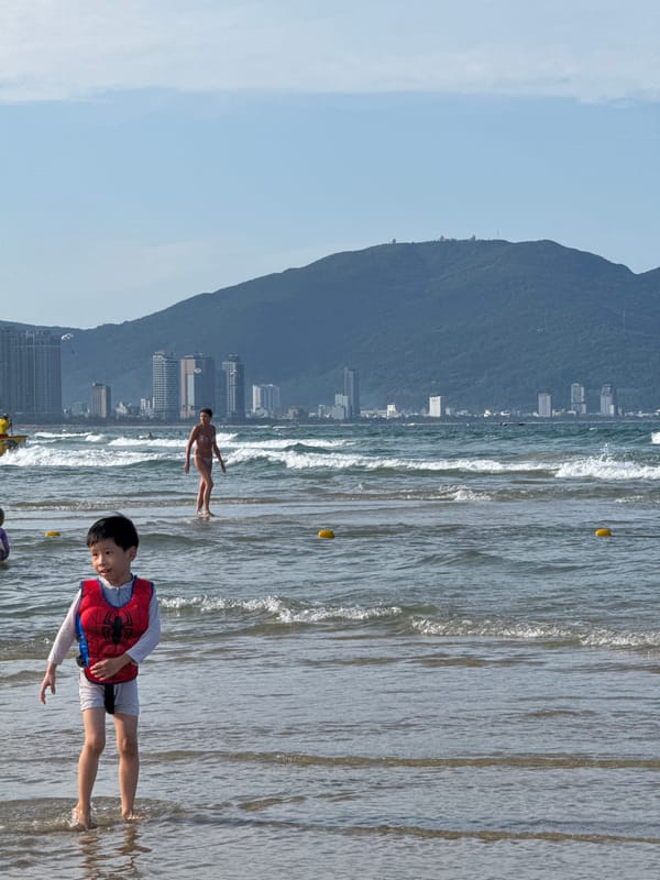 Busy beach day captured in Đà Nẵng, Vietnam