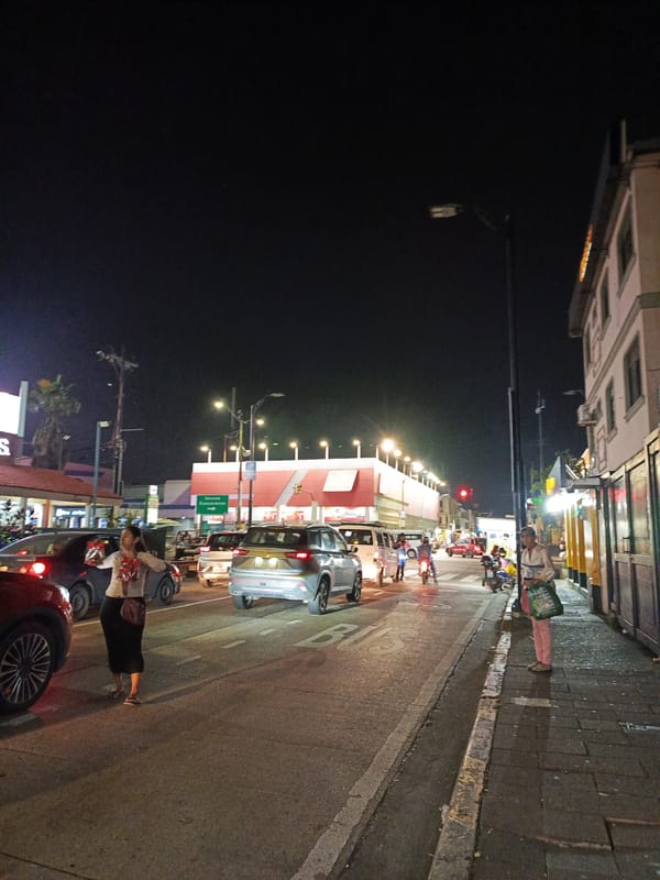 Nighttime traffic scene captured on Guayaquil street
