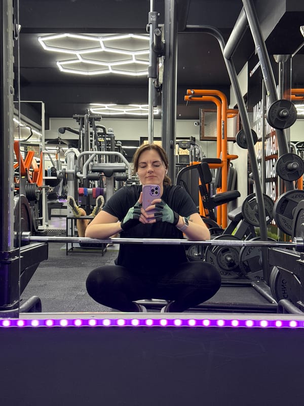 Person takes gym selfie with purple phone in Budva