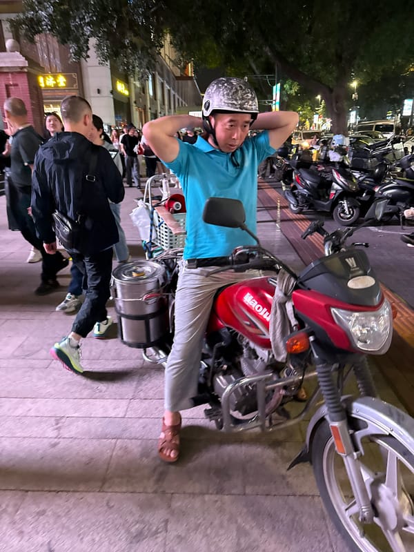 Nighttime street life documented in China's Yuzhong District