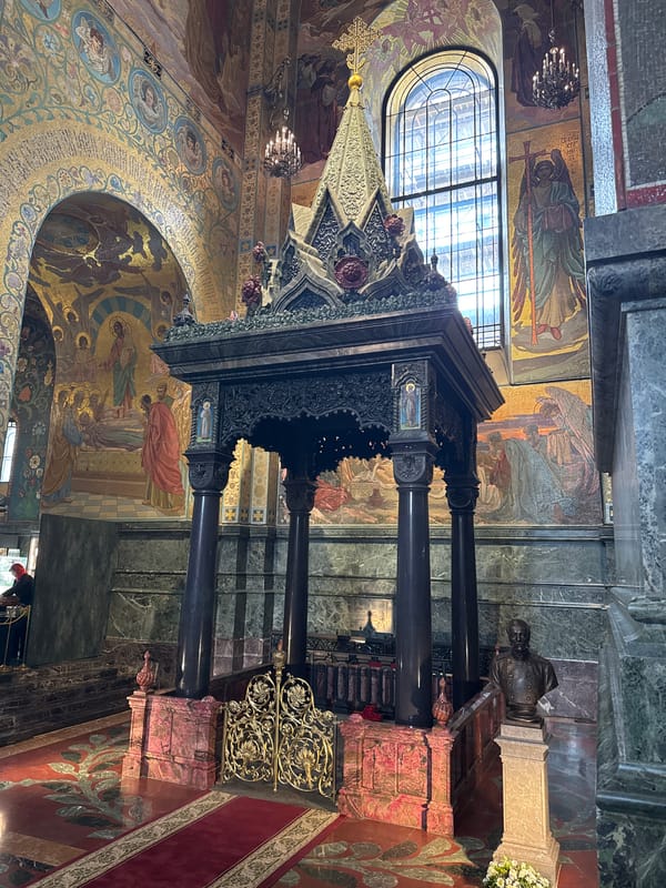 Street musicians, churches, cafés documented across Saint Petersburg afternoon