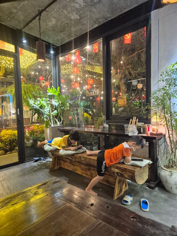 Family cafe time in Đà Nẵng with vintage decor