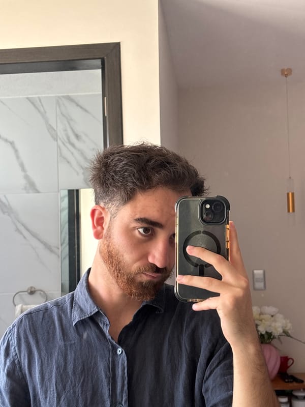 Man takes mirror selfie in Santa Clara Ocoyucan indoor location