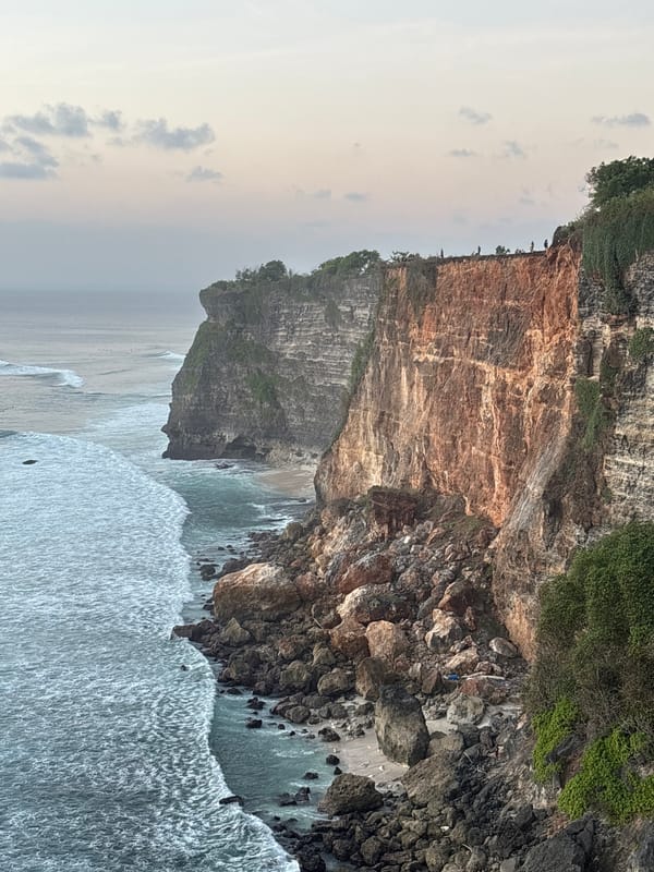 Cliff-edge views and crowds at Kuta Selatan's coastline