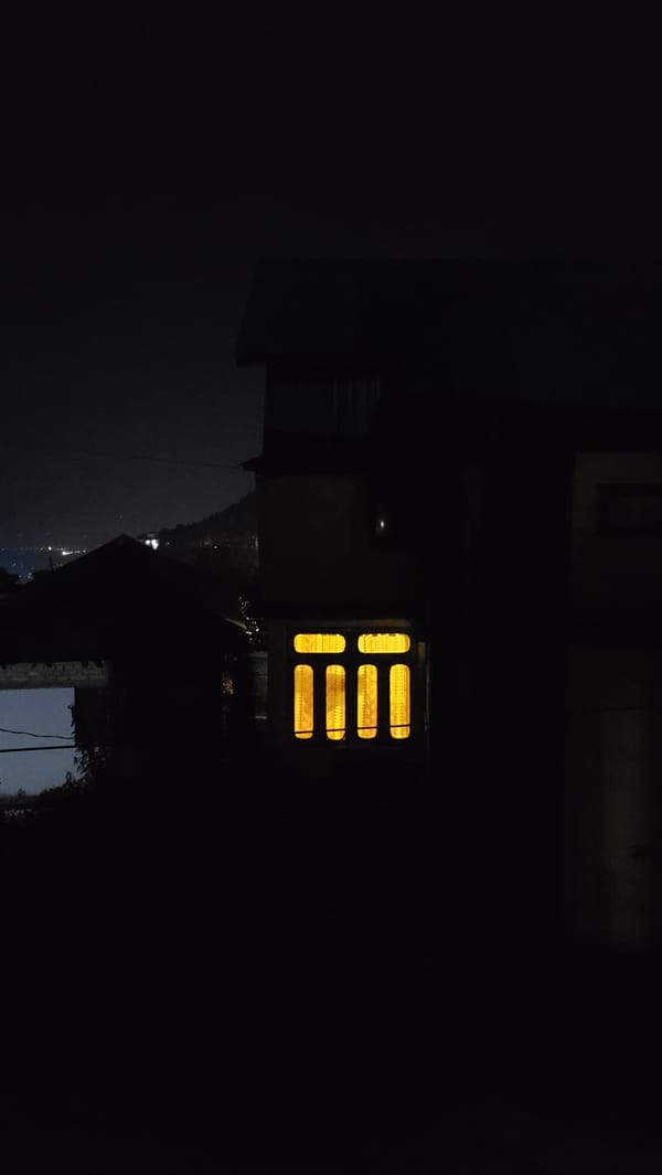Evening scenes of dogs, music, and cafe life in Haini