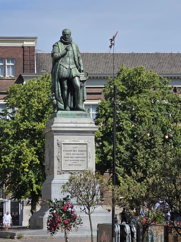 Statue visit and café stop in The Hague on a sunny morning
