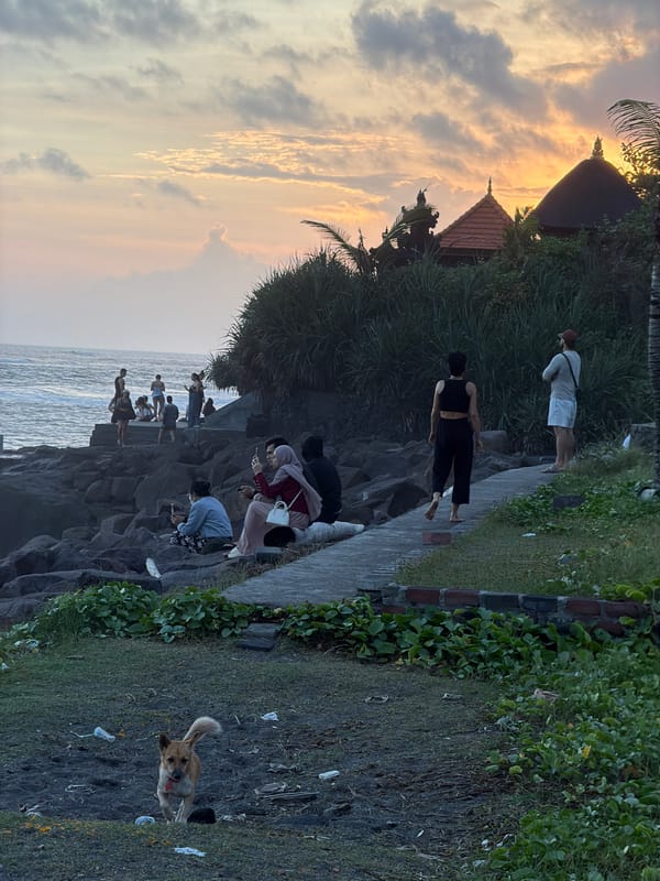 Sunset crowds gather at Tanah Lot temple, Mengwi