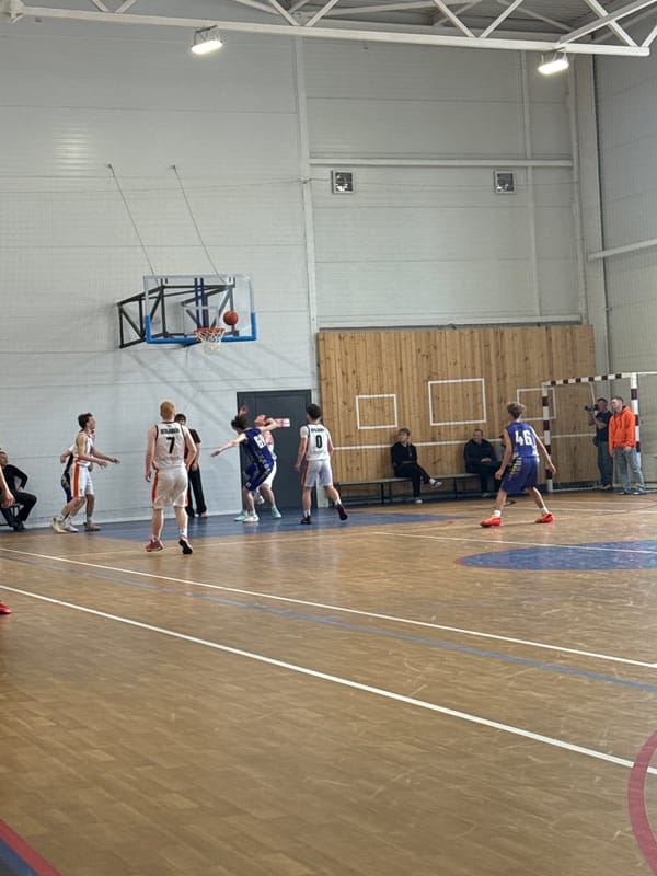 Youth basketball game held in Votkinsk gymnasium early morning