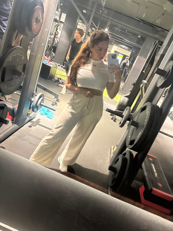 Woman takes gym selfie in Valencia mirror