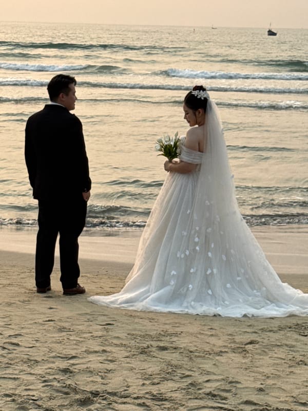 Wedding couple photographed on Đà Nẵng beach