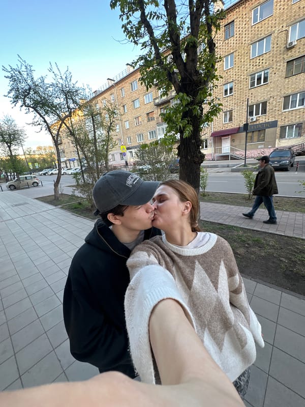 Couple captures romantic moments on Krasnoyarsk streets