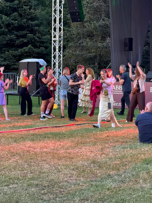 Outdoor festival with music and dancing draws families in Veliky Novgorod