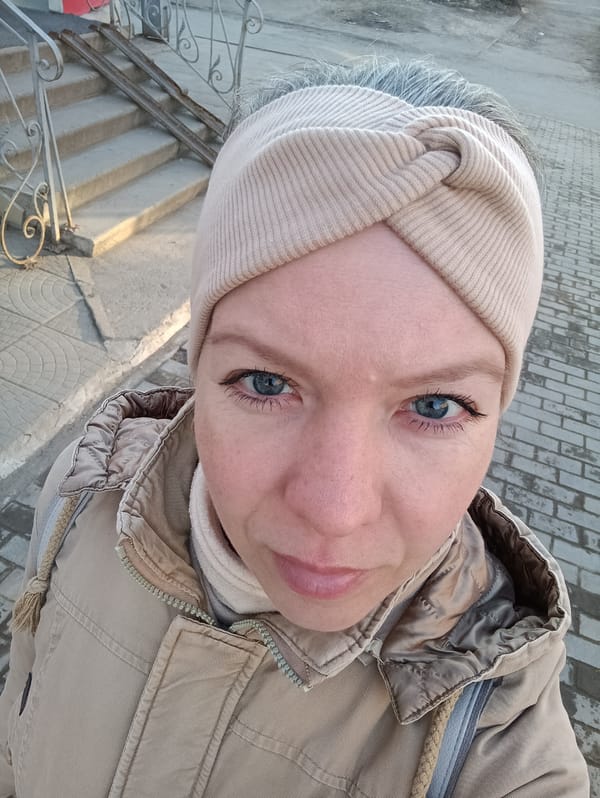 Woman photographed in outdoor portrait in Chaikovsky, Russia