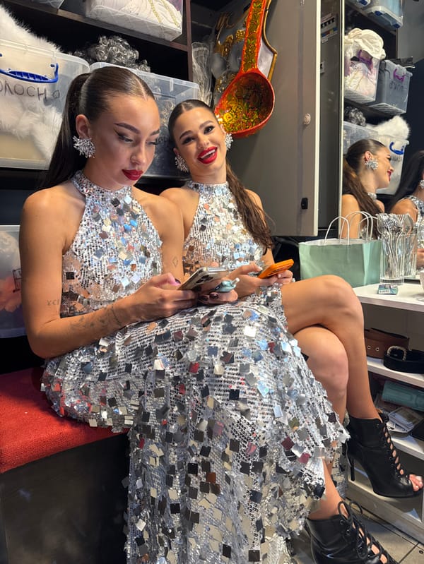 Dubai nightclub performance and dining captured by witnesses