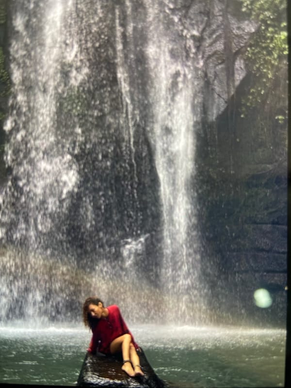 Woman spotted at Mengwitani waterfall during morning hours