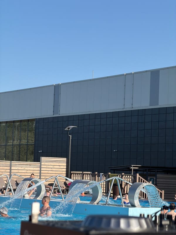 Pool party with DJ draws crowds to Kazan waterpark